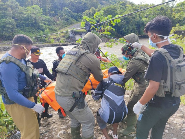 Potret Evakuasi Jenazah Polisi Korban Jembatan Putus Sungai Digoel