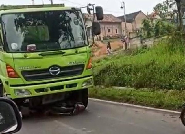 Kecelakaan Di Lampung Selatan Motor Masuk Ke Kolong Truk Pengendara