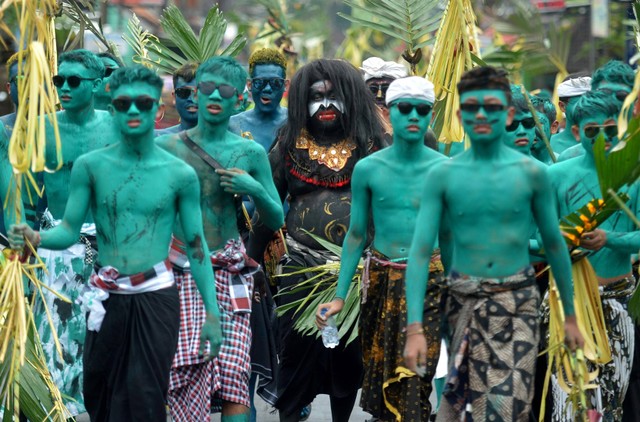 Foto Melestarikan Tradisi Ngerebeg Untuk Tolak Bala Di Bali Kumparan