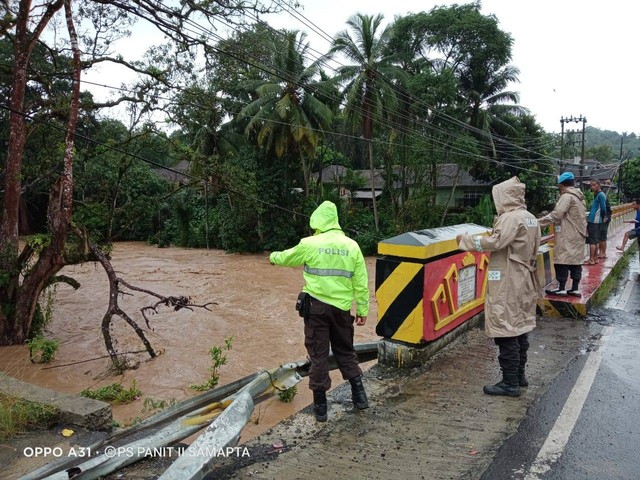 Sungai Di Way Kanan Meluap Sebabkan Banjir Hingga Tanah Longsor