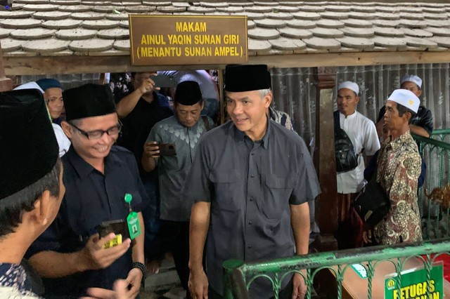 Ganjar Ziarah Ke Makam Sunan Giri Beliau Ulama Sekaligus Seniman