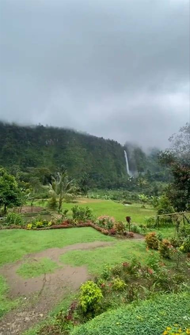 Viral Rumah Abah Jajang Dengan Pemandangan Indah Air Terjun Ditawar Rp