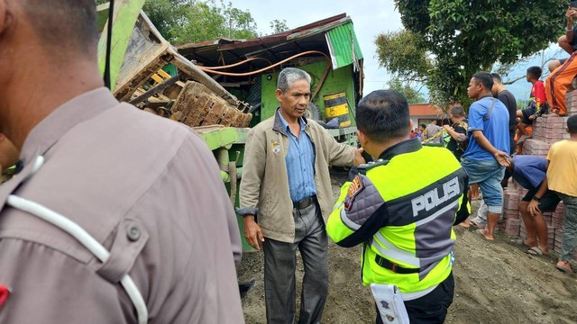 Truk Tabrak Kendaraan Hingga Pejalan Kaki Di Tanah Datar Tewas