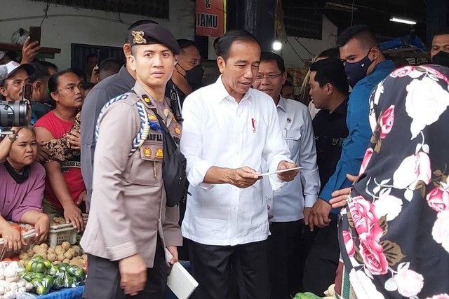 Jokowi Cek Harga Pangan Di Pasar Menteng Pulo Bawang Merah Tembus Rp