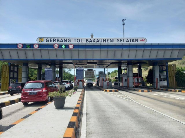 Kendaraan Pemudik Asal Pulau Jawa Masuk Via Tol Bakauheni