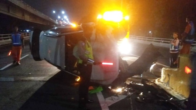 Diduga Sopir Mabuk Mobil Tabrak Pikap Angkut Gas Lpg Di Tol Tanjung