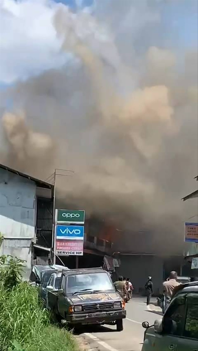 Ruko Di Pasar Sekadau Terbakar Asap Membubung Tinggi Kumparan