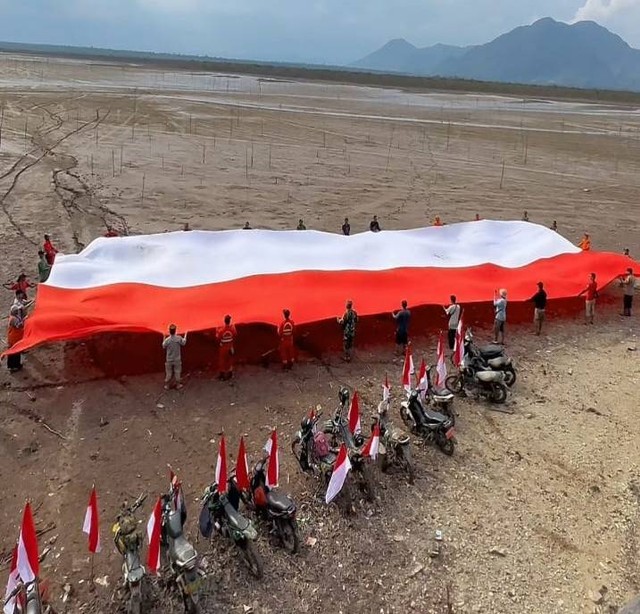 Sambut HUT Ke 78 RI Bendera Merah Putih Raksasa Dibentangkan Di Danau