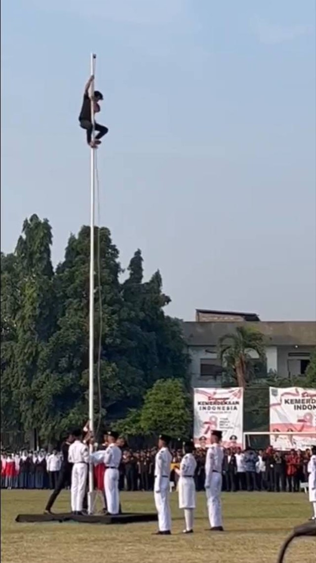 Tali Bendera Upacara Hut Ri Di Tangsel Copot Pria Ini Langsung Panjat