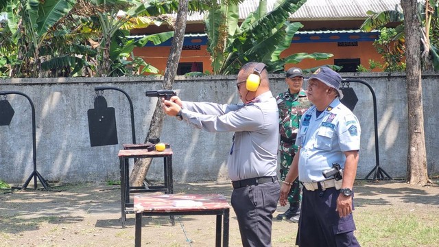 Sinergitas Lapas Batu Dengan Kopassus Melalui Latihan Tembak Bersama