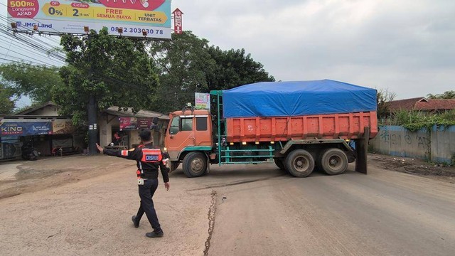 Dishub Kabupaten Bogor 3 Ribu Truk Tambang Melintas Di Parungpanjang