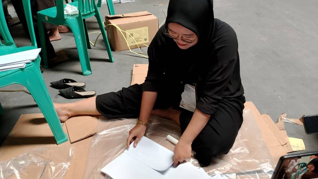 Kisah Pelipat Surat Suara Pemilu 2024 Satu Kertas Dibayar Rp 300