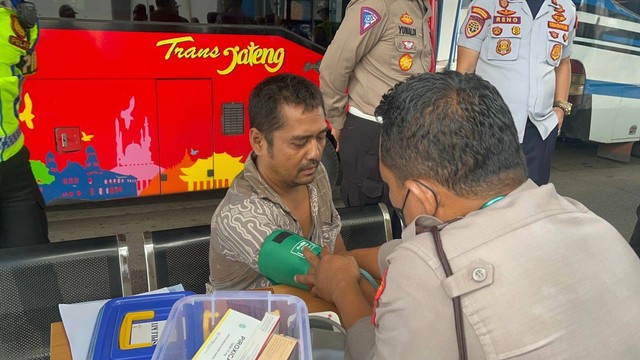 Jelang Mudik Sopir Bus Di Semarang Dites Urine Dan Kesehatan