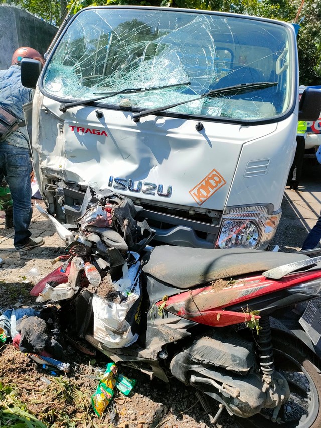 Mobil Pick Up Tabrak 3 Sepeda Motor Di Malang Seorang Tewas Kumparan