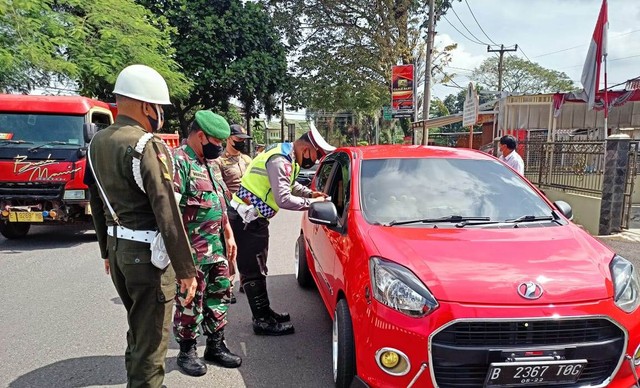 Petugas Lakukan Penyekatan Di Perbatasan Kuningan Terapkan Sistem