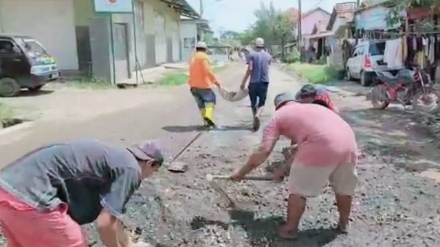 Jalan Rusak Parah Warga Brebes Gotong Royong Memperbaiki Kumparan