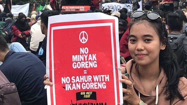 Curi Perhatian Pose Mahasiswi Dengan Poster Minyak Goreng Saat Demo