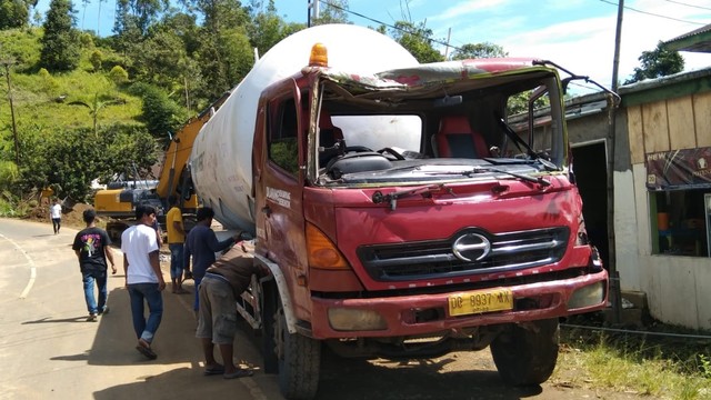 Rem Blong Mobil Tangki Pengangkut Gas Lpg Seruduk Rumah Warga Di