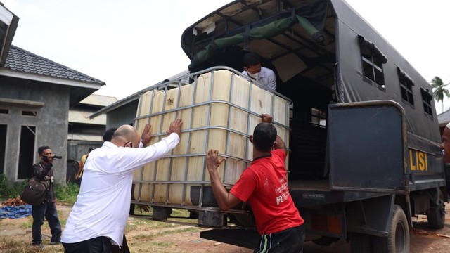 Foto Polisi Bongkar Lokasi Rumah Penimbun Solar Di Aceh Kumparan