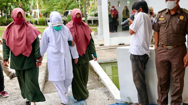 Foto Melihat Eksekusi Cambuk Untuk Pelanggar Syariat Islam Di Banda