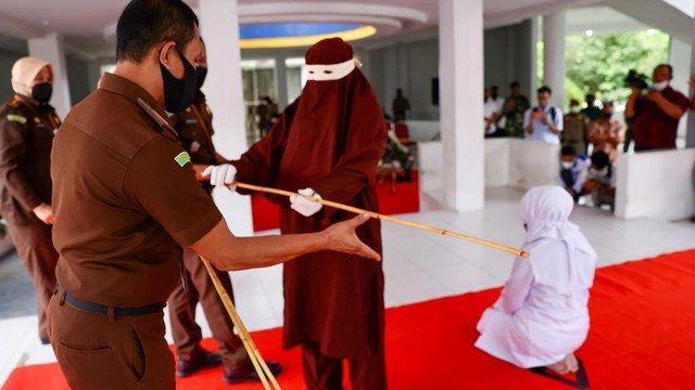 Foto Melihat Eksekusi Cambuk Untuk Pelanggar Syariat Islam Di Banda