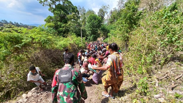 Alasan Warga NTT Arak Patung Jokowi Seberat 700 Kg Ke Puncak Gunung