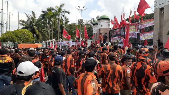 Pemuda Pancasila Demo Di Dpr Tuntut Politikus Pdip Junimart Girsang