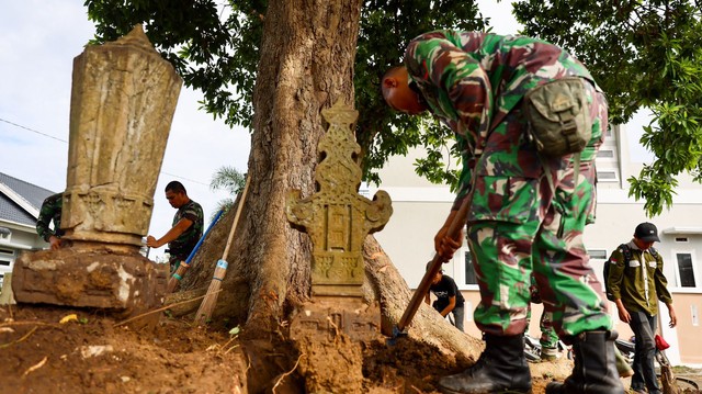 Foto Aksi Nyata Tni Dan Relawan Mapesa Di Makam Kuno Aceh Kumparan