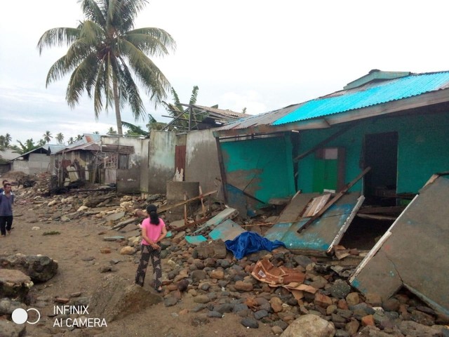 Cuaca Buruk Landa Kepulauan Sula Rumah Rusak Dihantam Ombak