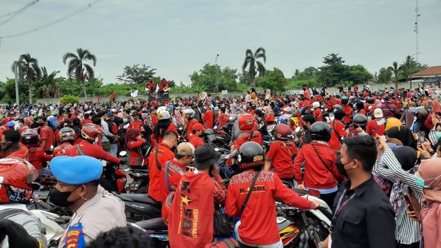 Buruh Di Tangerang Gelar Aksi Tolak Umk Akses Menuju Tol Cikupa