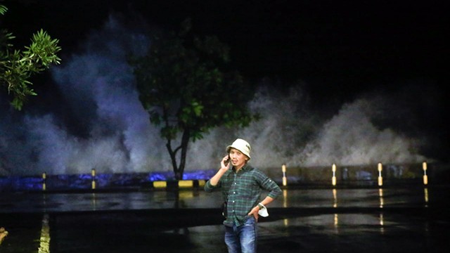 Foto Terjangan Gelombang Tinggi Di Pesisir Pantai Manado Kumparan