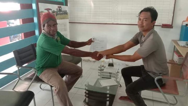 Bi Serahkan Traktor Ke Petani Papua Muda Inspiratif Buka Lahan