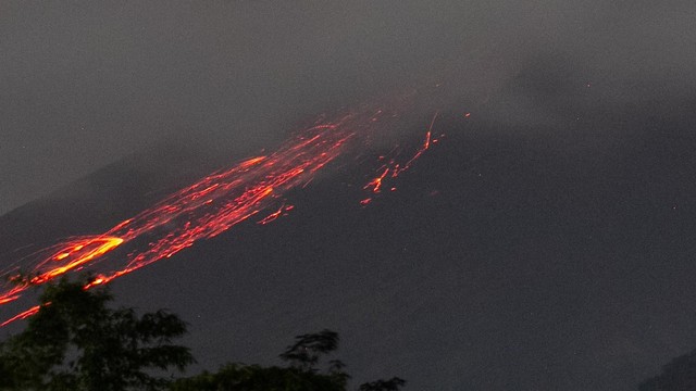 Radius Bahaya Erupsi Gunung Merapi Jadi 7 Km Status Tetap Siaga Level