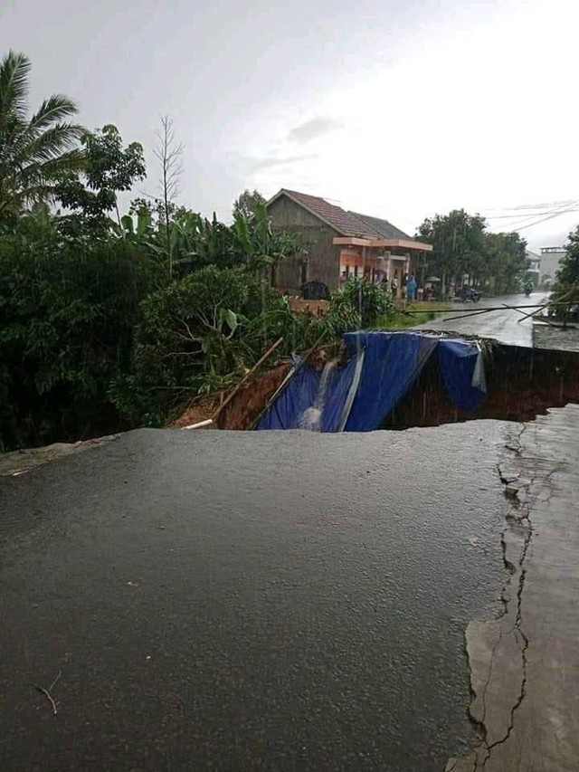 Jalan Penghubung Antar Kecamatan Di Lampung Barat Putus Total Akibat