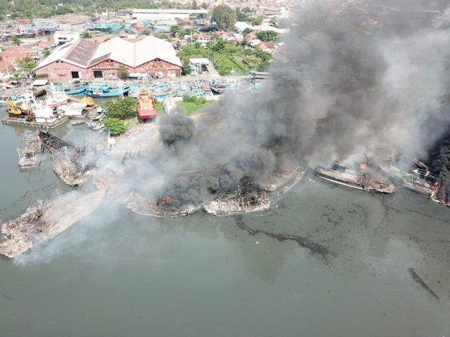 Foto Kebakaran Hanguskan Belasan Kapal Di Pelabuhan Kota Tegal