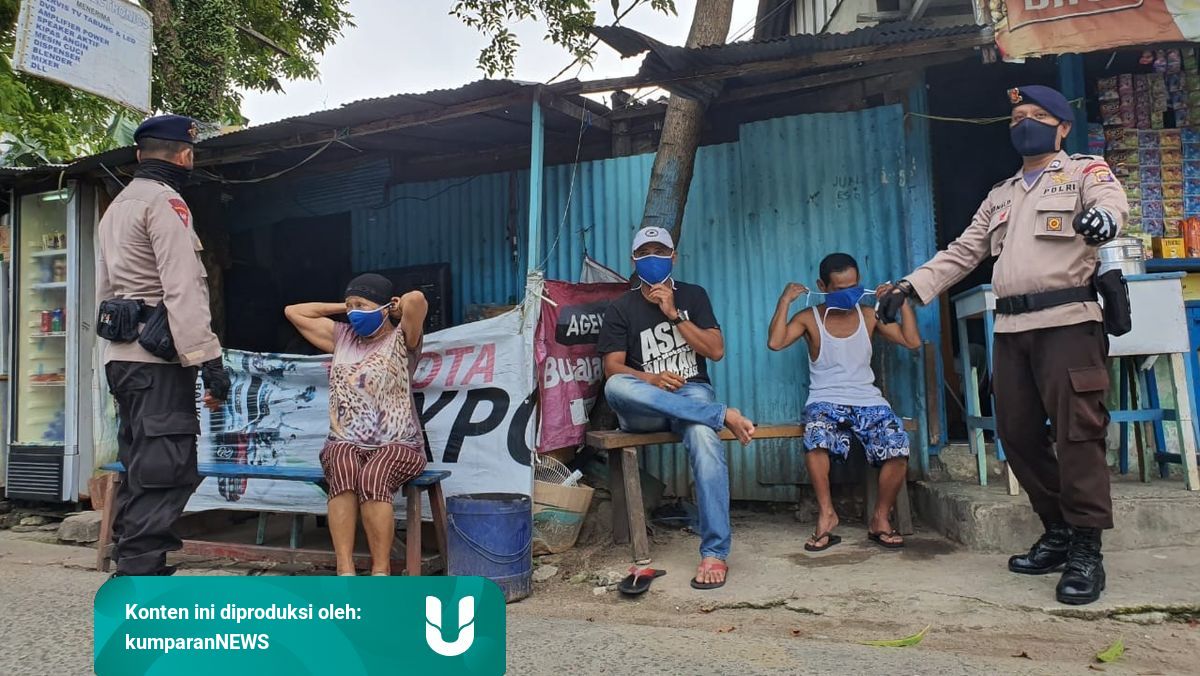 Aksi Brimob Yang Tak Kenal Lelah Minta Pengunjung Warung Kopi Jaga Jarak Kumparan Com