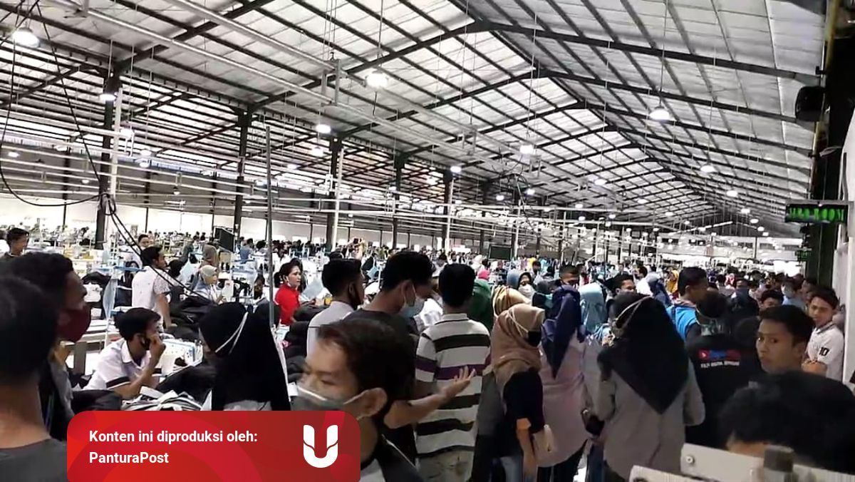 Ratusan Karyawan Pabrik Garmen Pemalang Demo Protes Pemotongan Gaji Kumparan Com