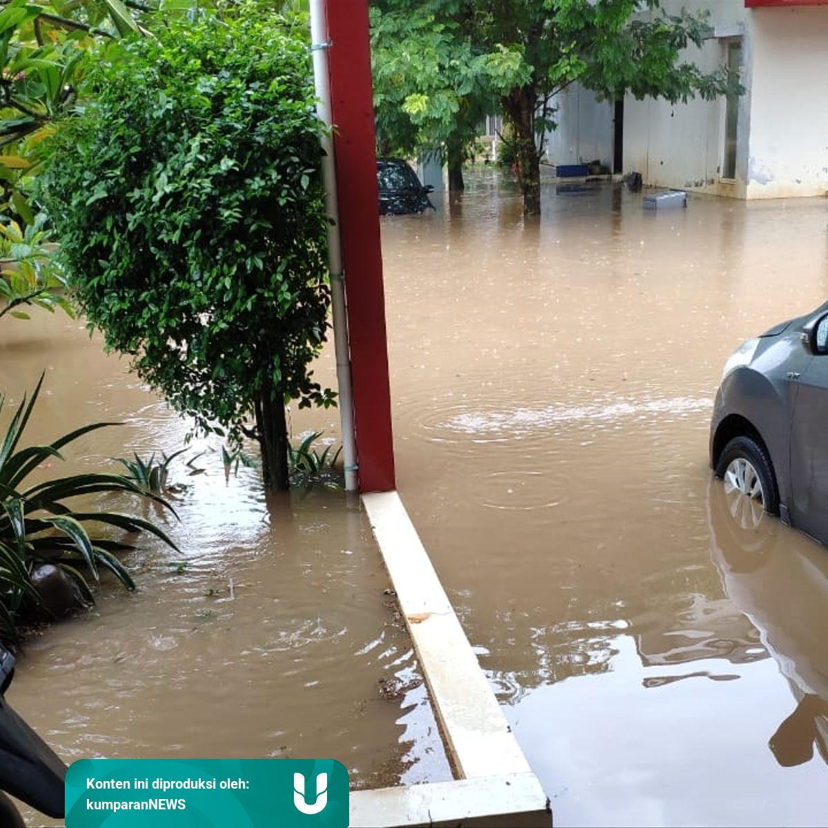 Banjir Di Kawasan Graha Raya Bintaro Warga Pasrah Mobil Terendam Kumparan Com