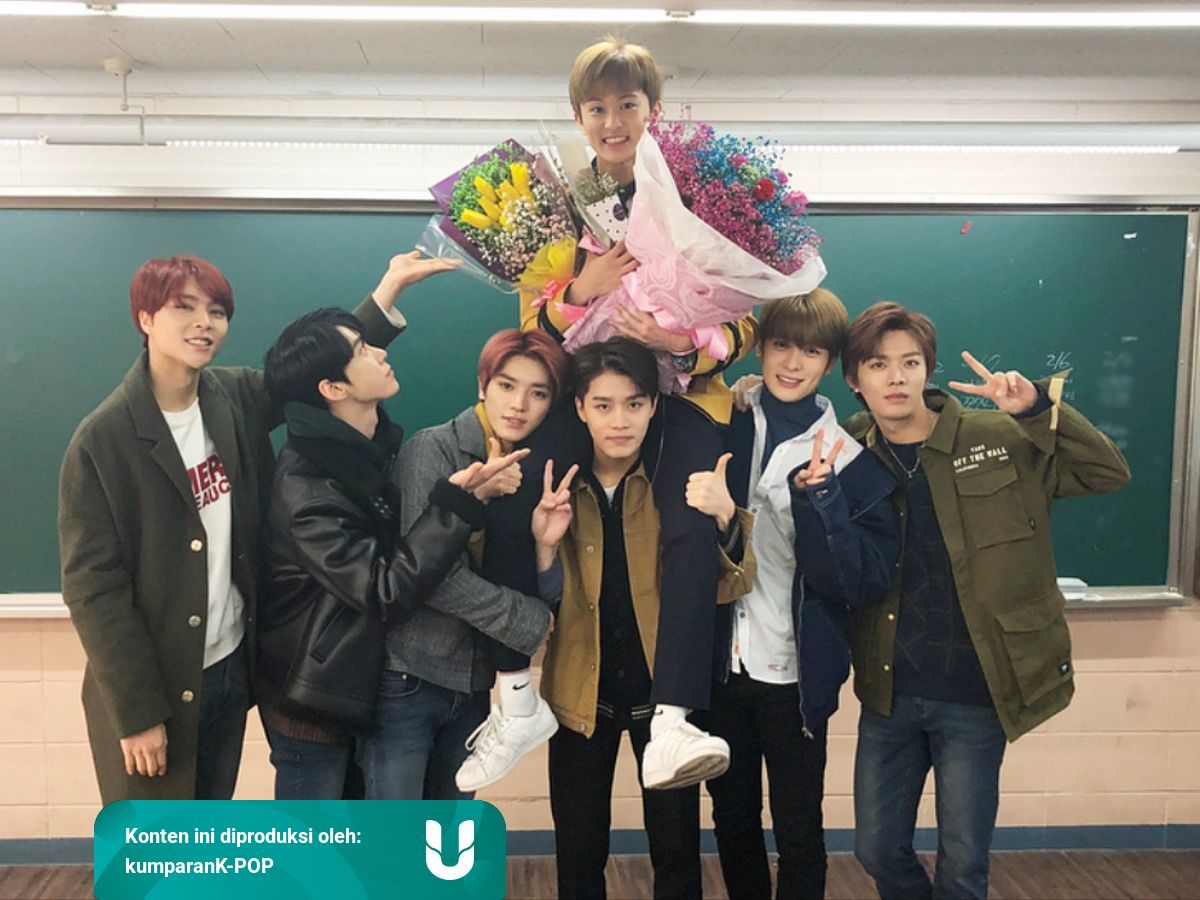 Teruskan Tradisi Nct Gendong Mark Pada Hari Kelulusannya Kumparan Com