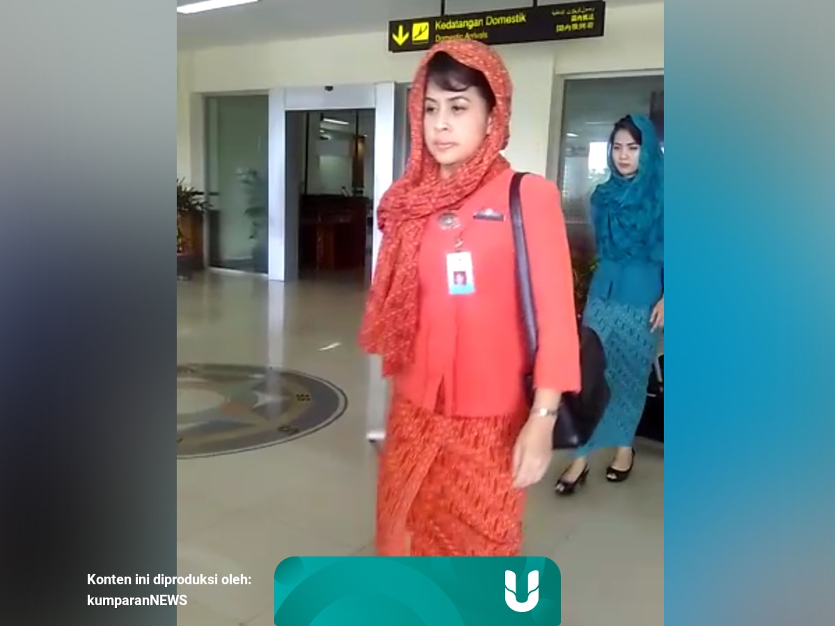 Pramugari Garuda Indonesia Berkerudung Saat Mendarat Di Aceh Kumparan Com