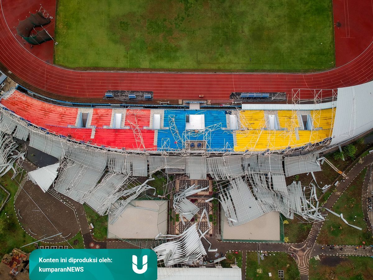 Foto Robohnya Atap Stadion Sport Jabar Arcamanik Bandung Kumparan Com