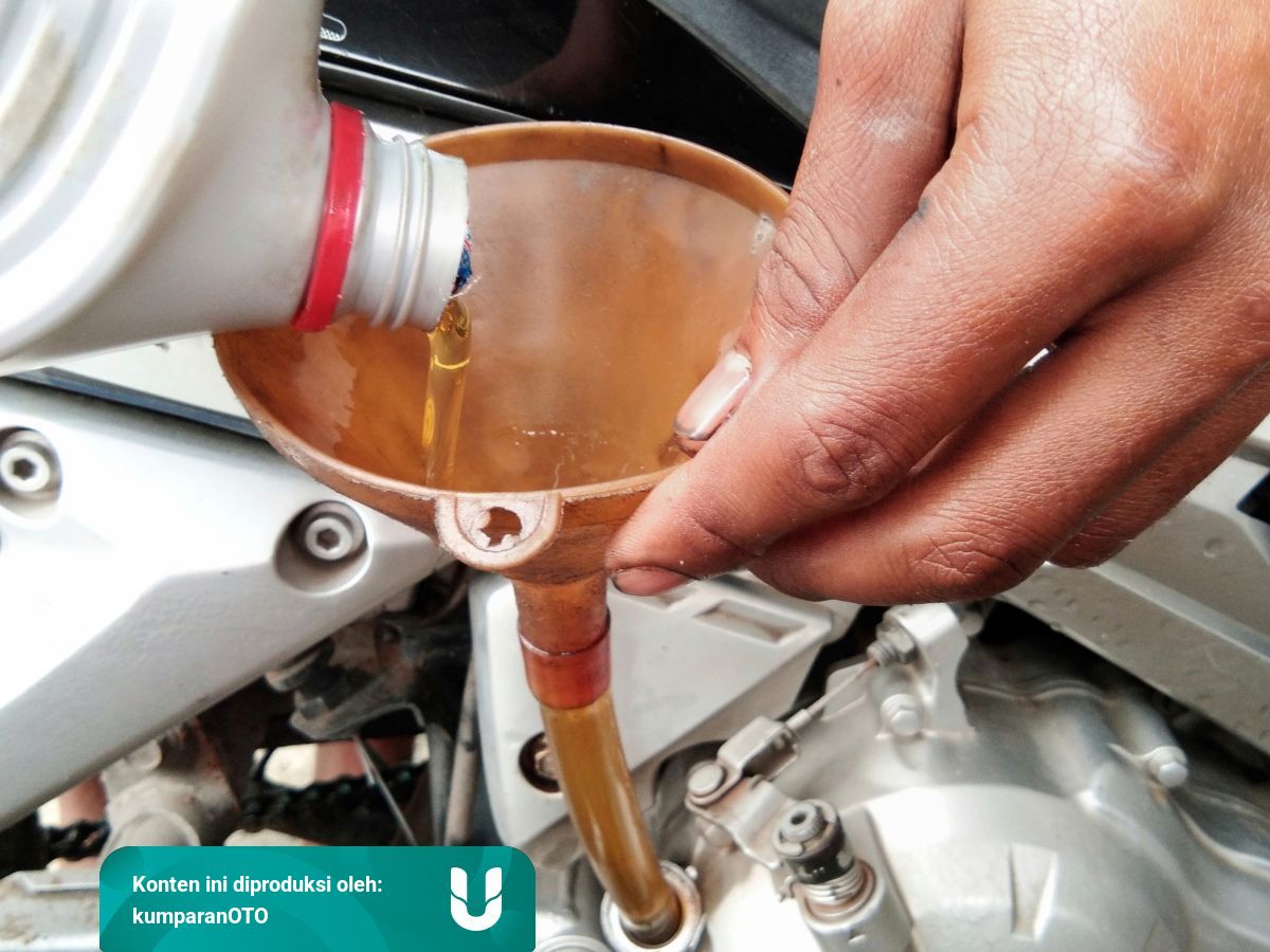 Ganti Oli Motor Sebaiknya Perhatikan Engine Hour Kumparan Com<script async src=