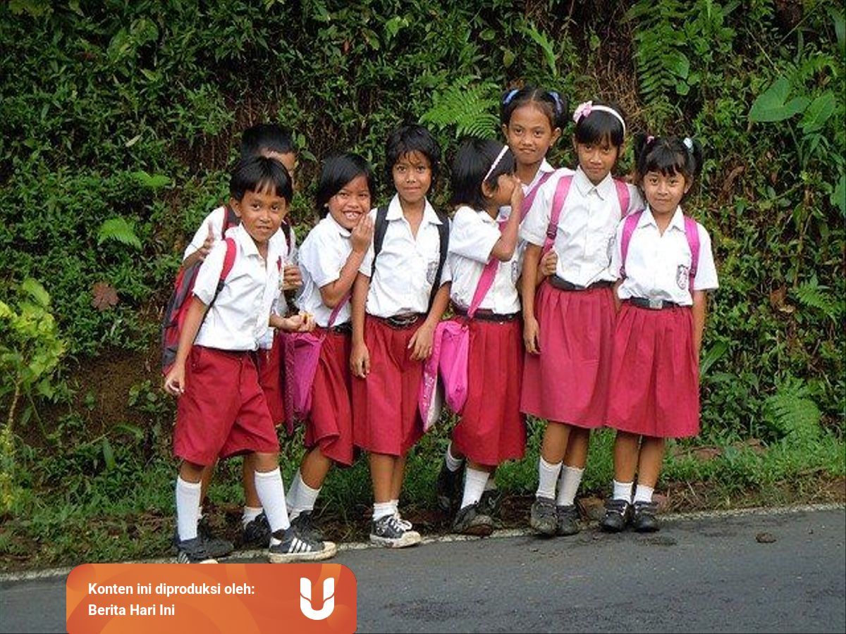 Tuliskan Bagaimana Cara Berpakaian Yang Benar Ketika Di Sekolah Kumparan Com