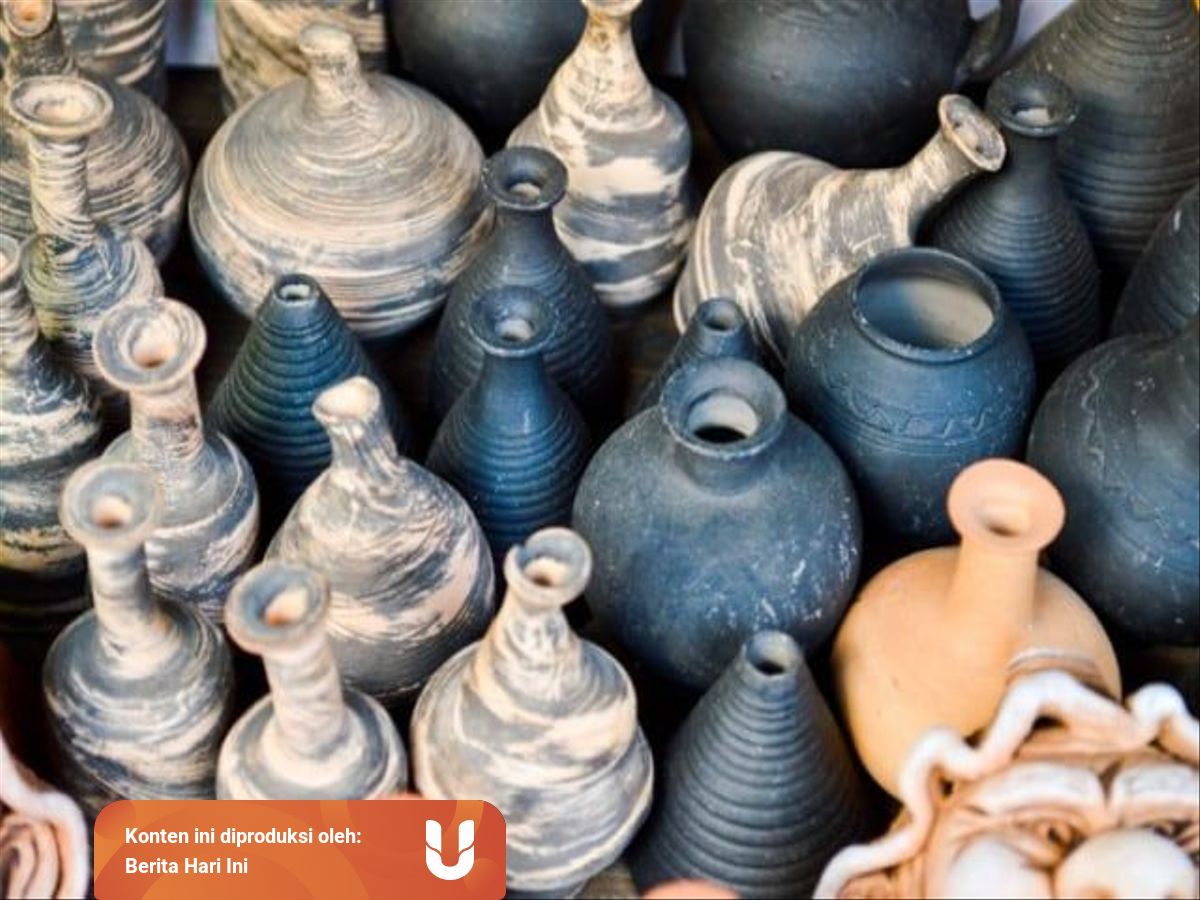 Kerajinan keramik merupakan karya kerajinan yang menggunakan bahan baku dari