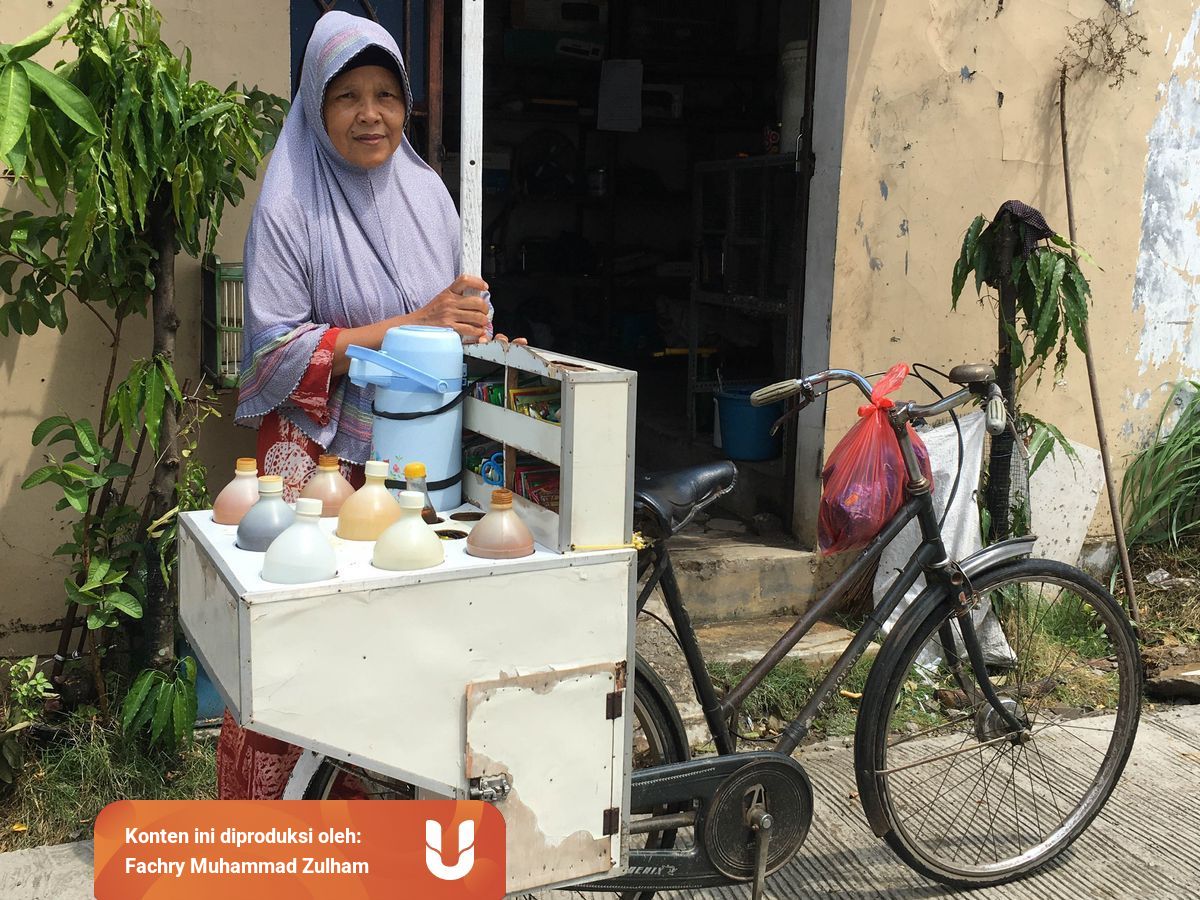 Dasriah Penjual Jamu 20 Tahun Berjualan Keliling Dengan Sepeda Tua Kumparan Com