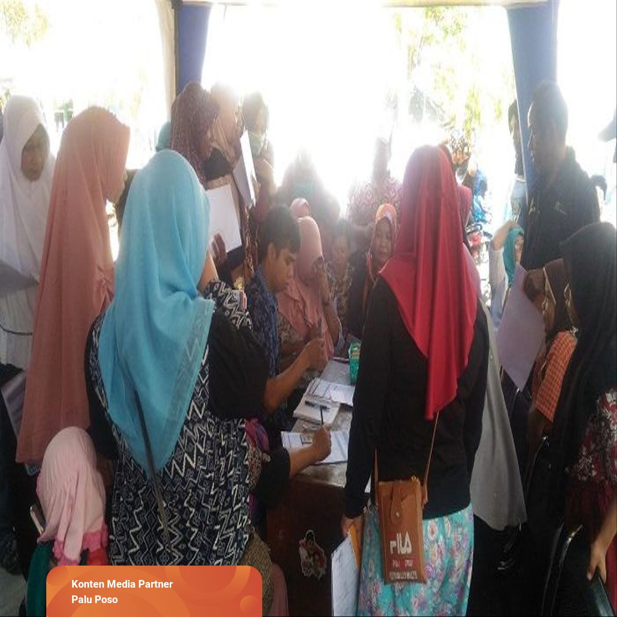 Penerima Dana PIP Padati BRI hingga Berjam-jam | kumparan.com