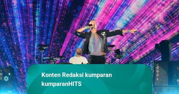 Chris Martin: Taruh Handphone Kalian di Kantung, Angkat Tangan di Udara
