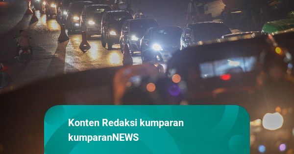 Pohon Tumbang Timpa 1 Mobil dan 2 Motor di Jalur Puncak, Lalin Tersendat