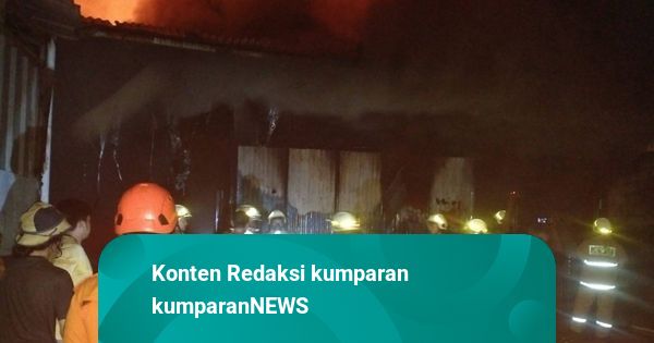 Pabrik Kayu di Duren Sawit Terbakar, 13 Unit Damkar Dikerahkan
