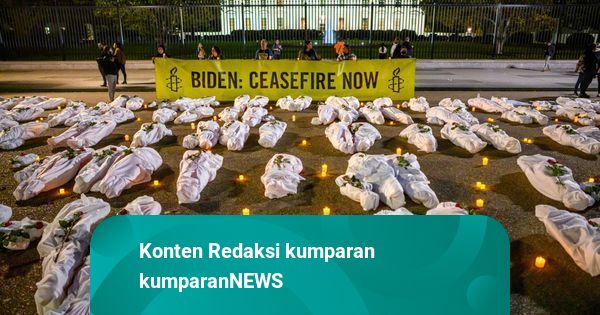 Foto: Instalasi Jenazah Simbolis Korban Gaza Diletakkan di Luar Gedung Putih AS